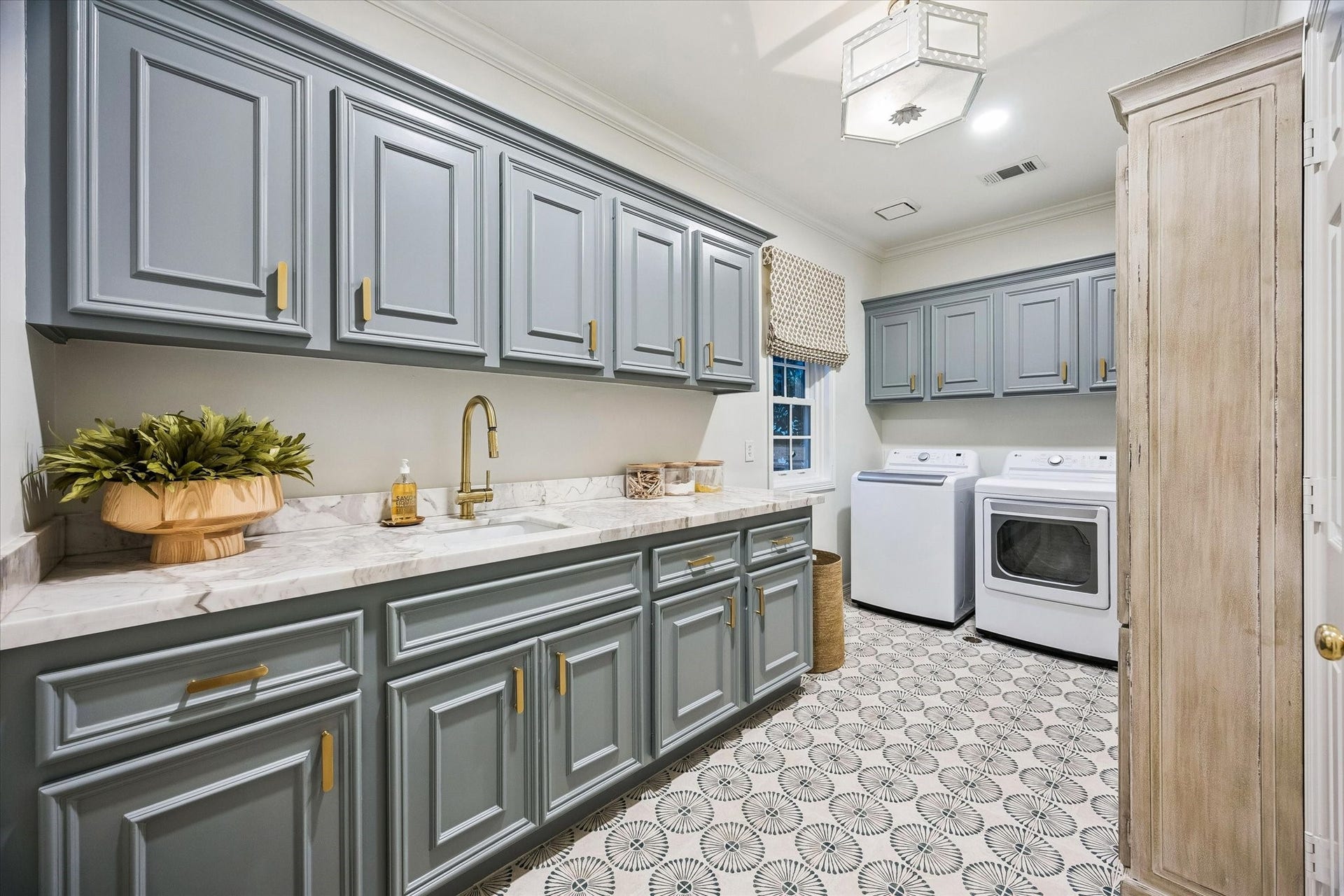 19 E Briar Hollow Lane, Houston, TX 77027 19 E Briar Hollow Lane, Houston, TX 77027