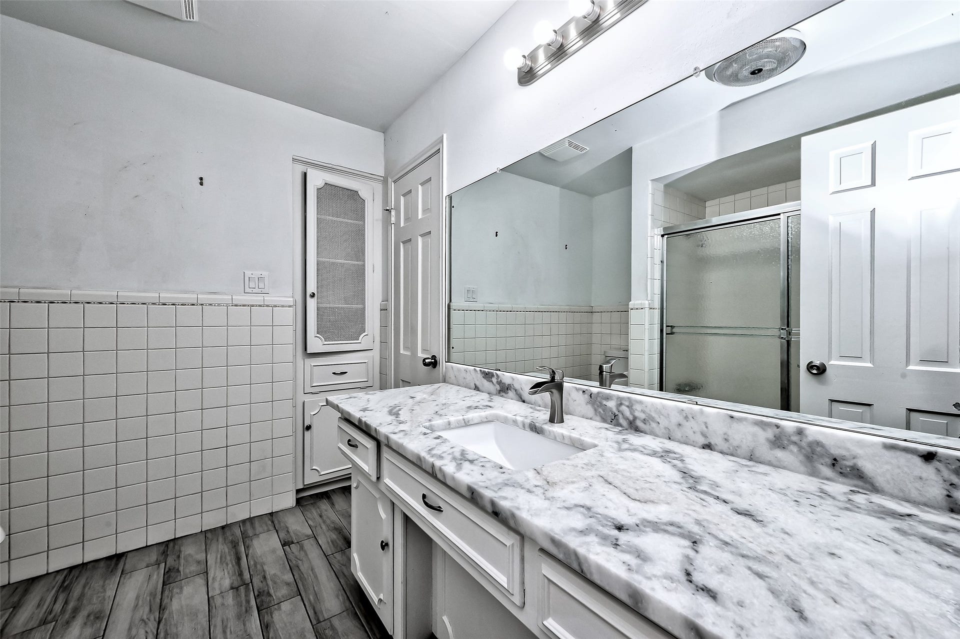 2nd bathroom opened to hallway