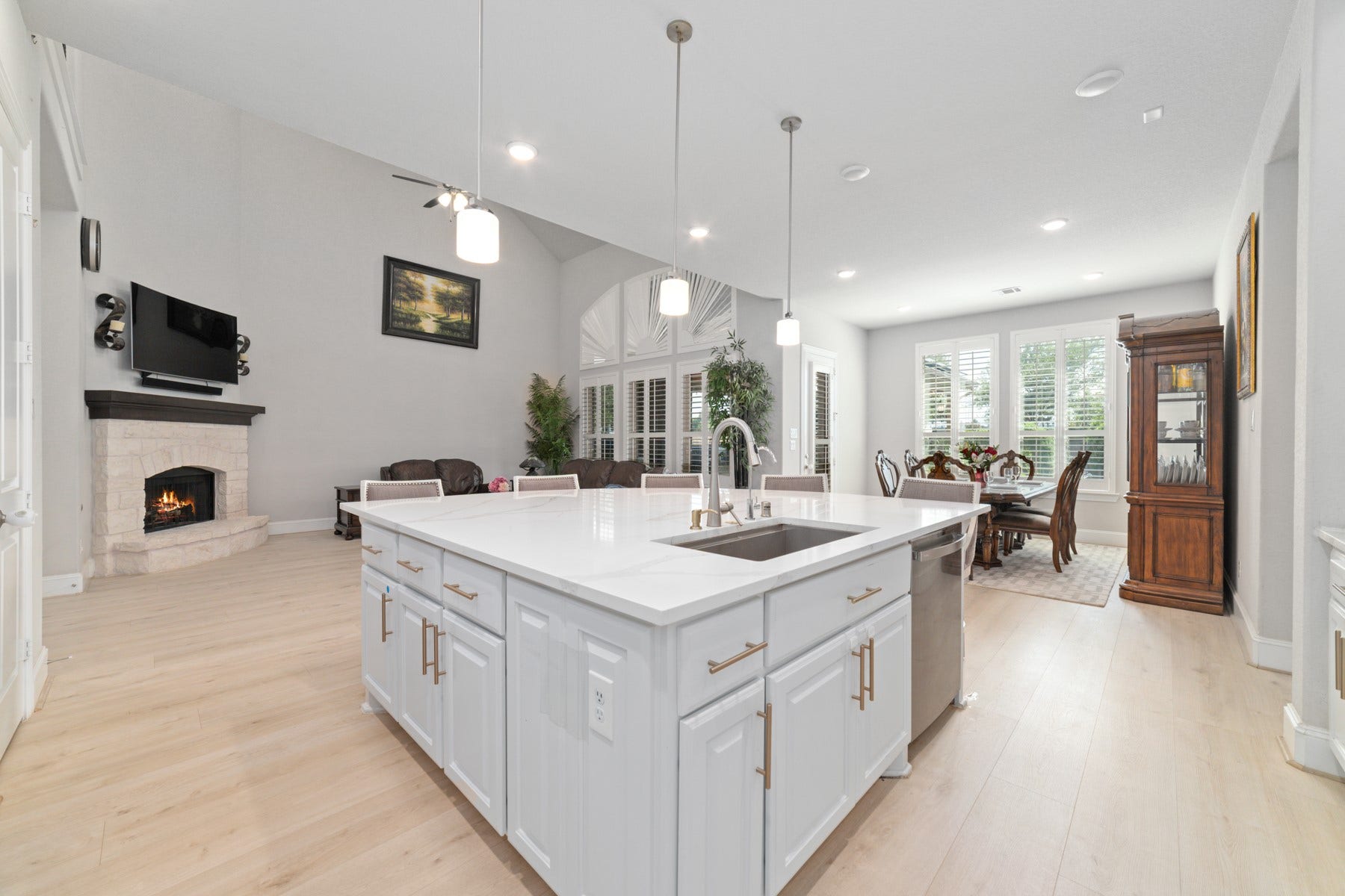 Large island with a spacious kitchen that's great for entertaining friends and family.