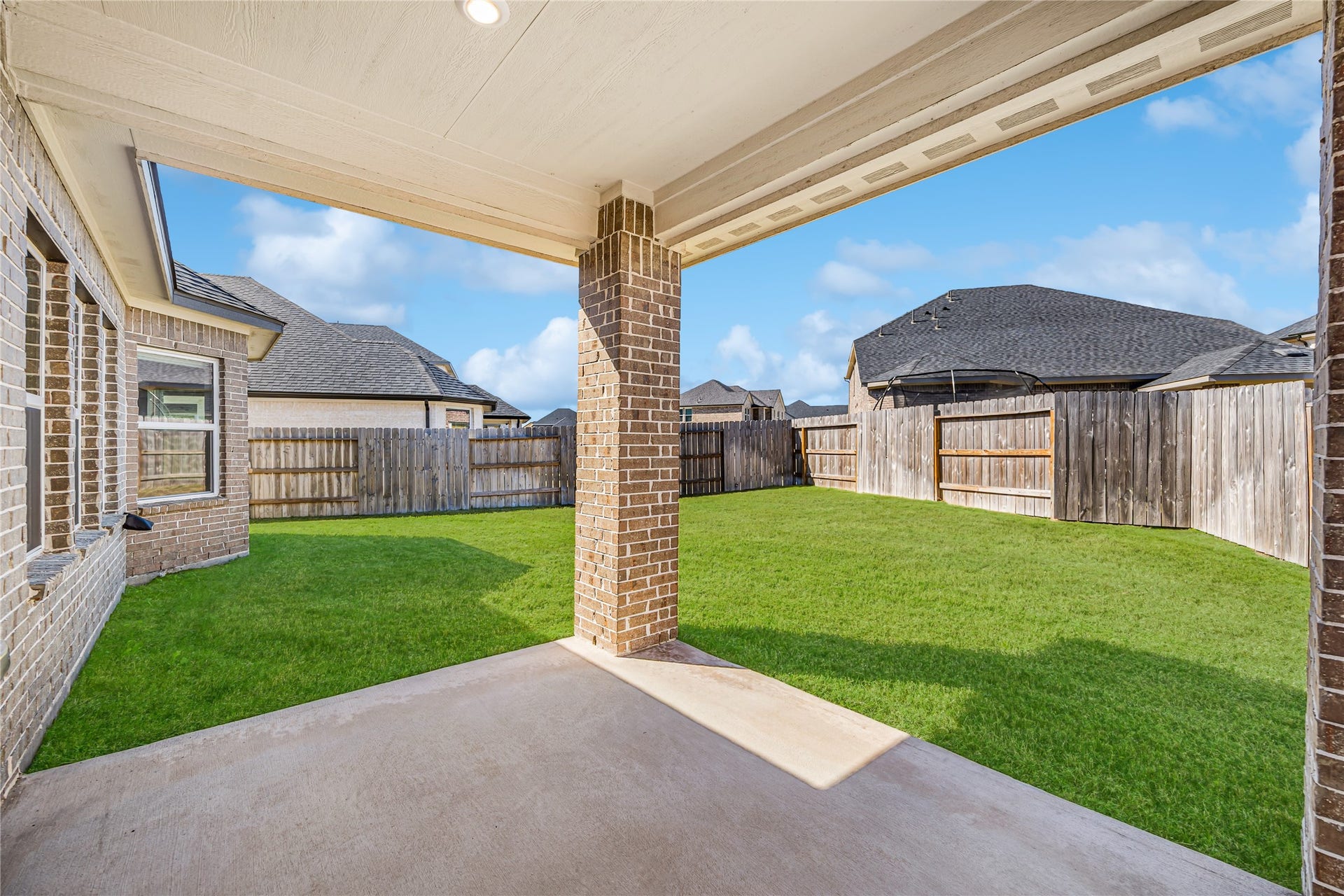 17681 Rosette Grass Drive, Conroe, TX 77385 Enjoy the afternoons under the covered patio.