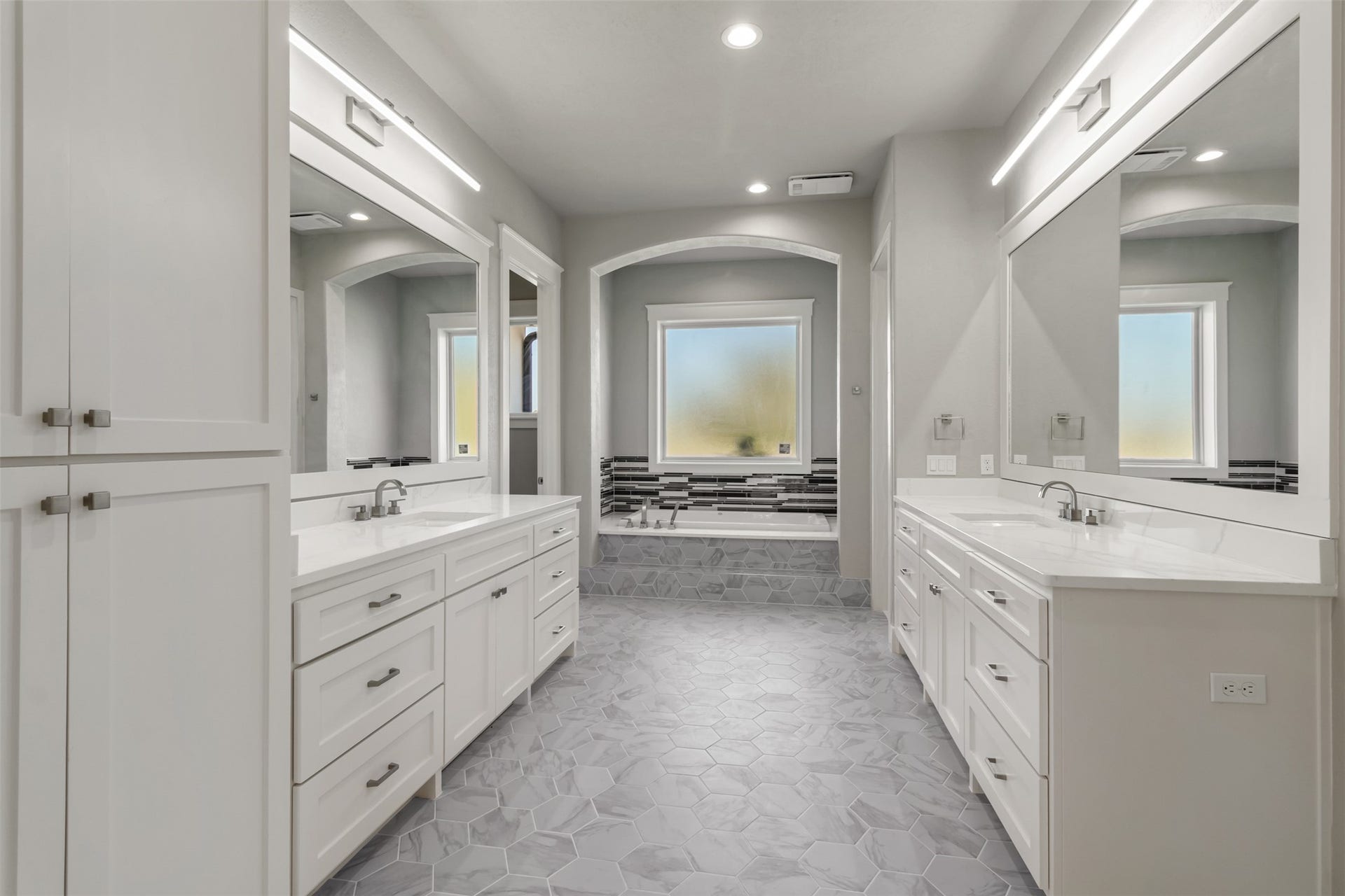 4712 Foxglove Court, College Station, TX 77845 Primary Bath