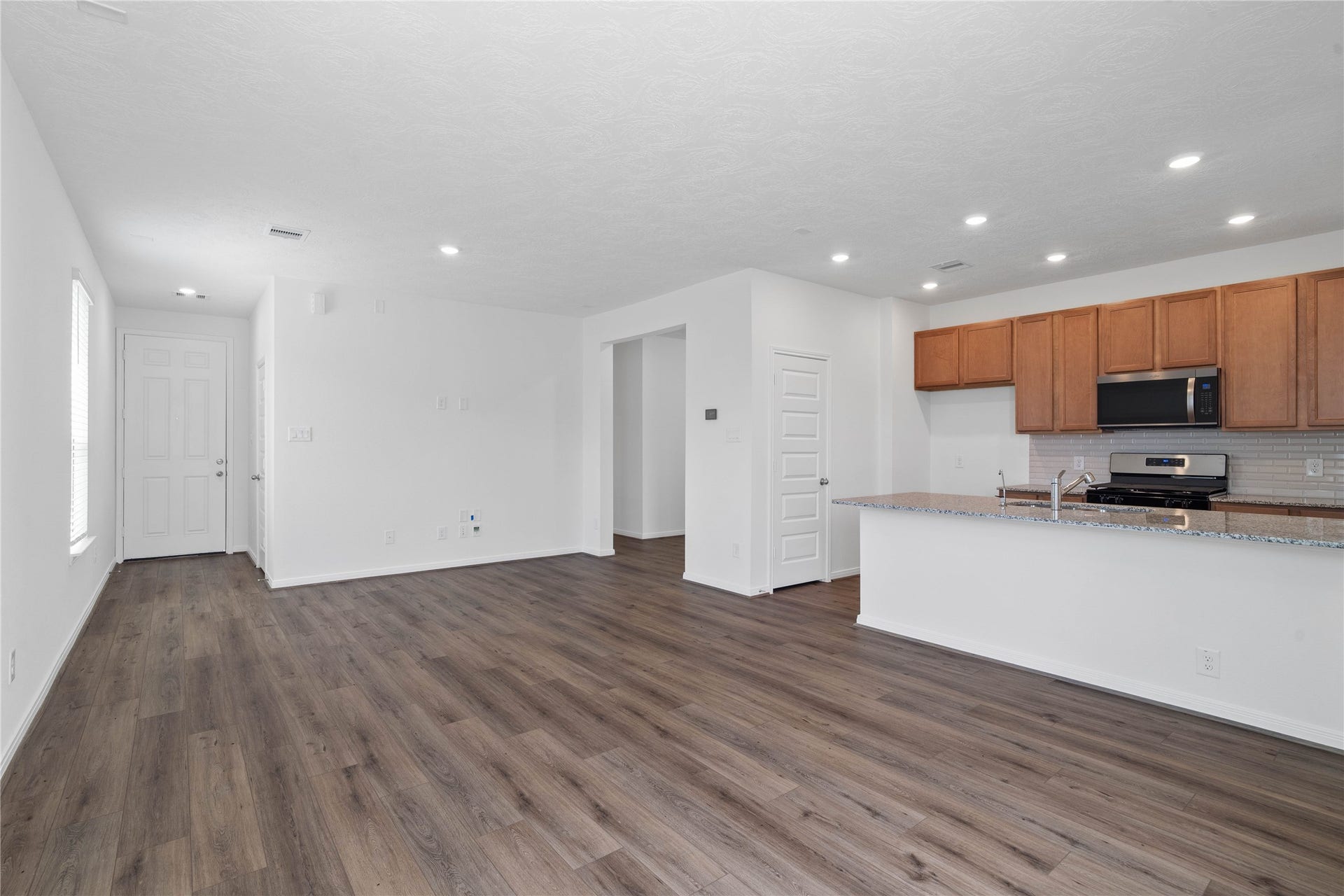 640 Appaloosa Meadow Drive, Magnolia, TX 77354 Bring family and friends together in this beautiful space! It features high ceilings, recessed lighting, custom paint, stunning and durable vinyl plank flooring, and large windows - which will fill the space with natural light all day long.