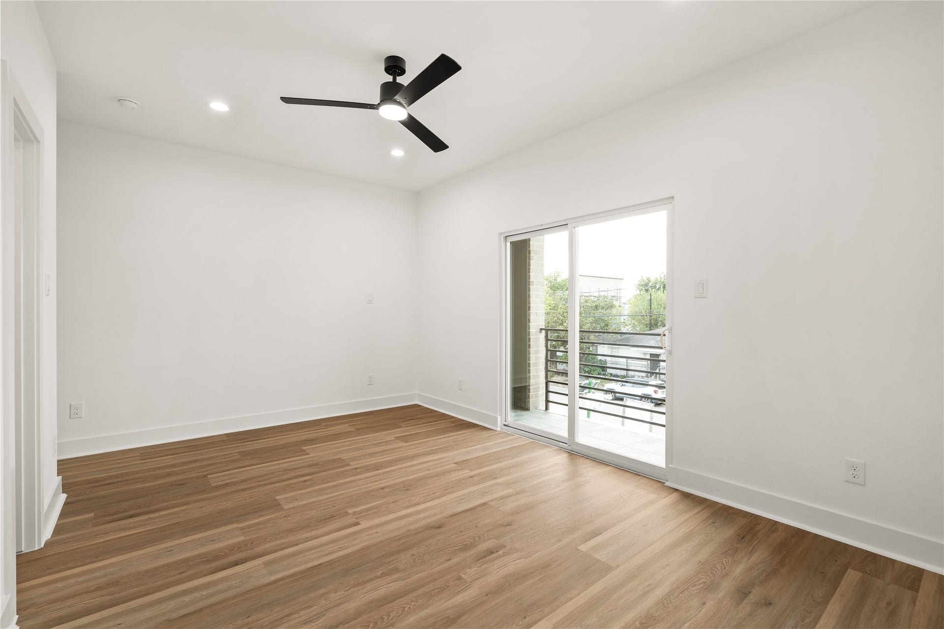 3412 Cortlandt Street, Houston, TX 77018 A sliding glass door opens this bedroom to a private front balcony, a rare personal outdoor space that
makes the room an ideal guest suite or second retreat.