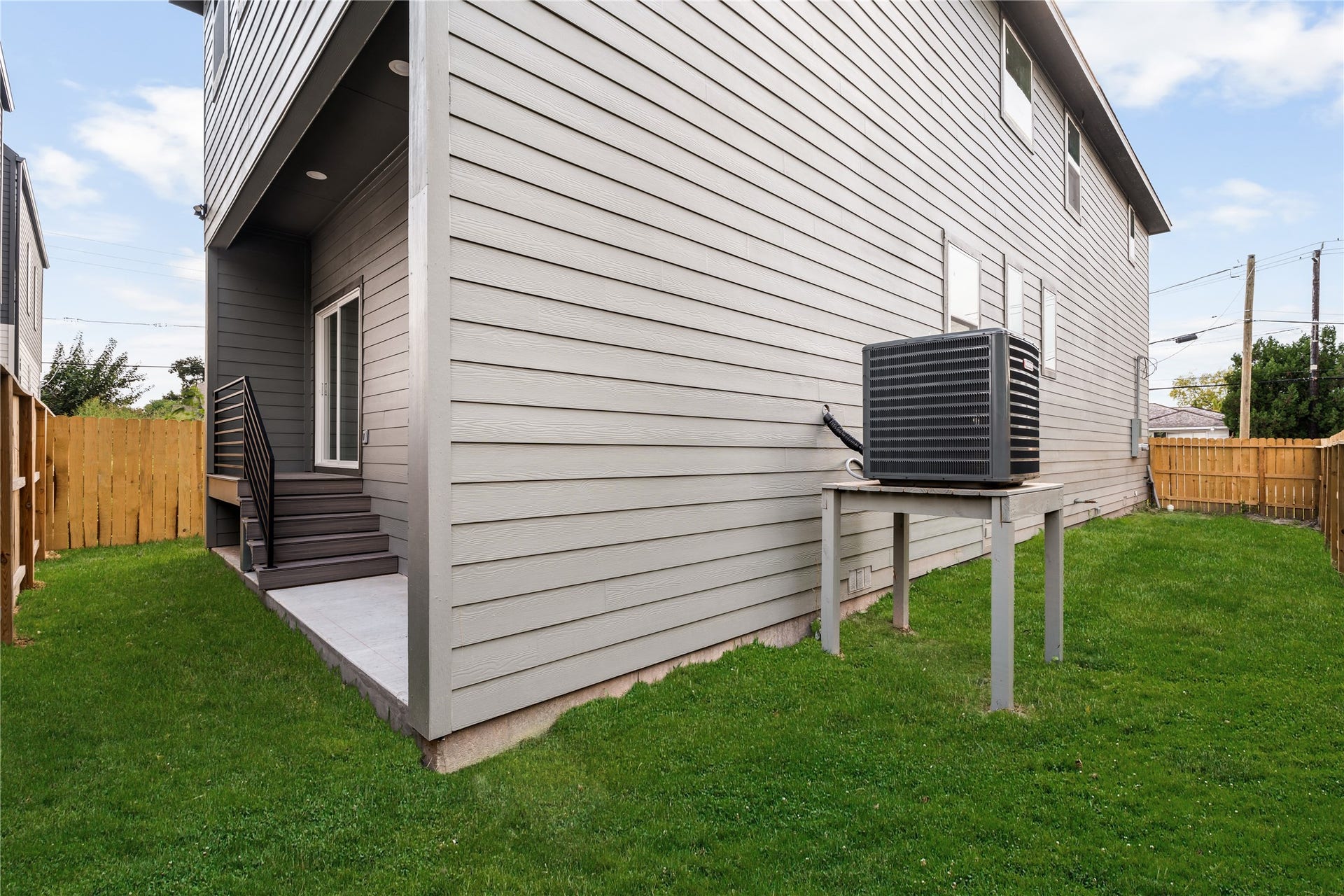 3412 Cortlandt Street, Houston, TX 77018 At the rear, a covered back porch steps down to the fenced backyard, where durable lap siding and open
green space leave room for play, pets, or a future garden.