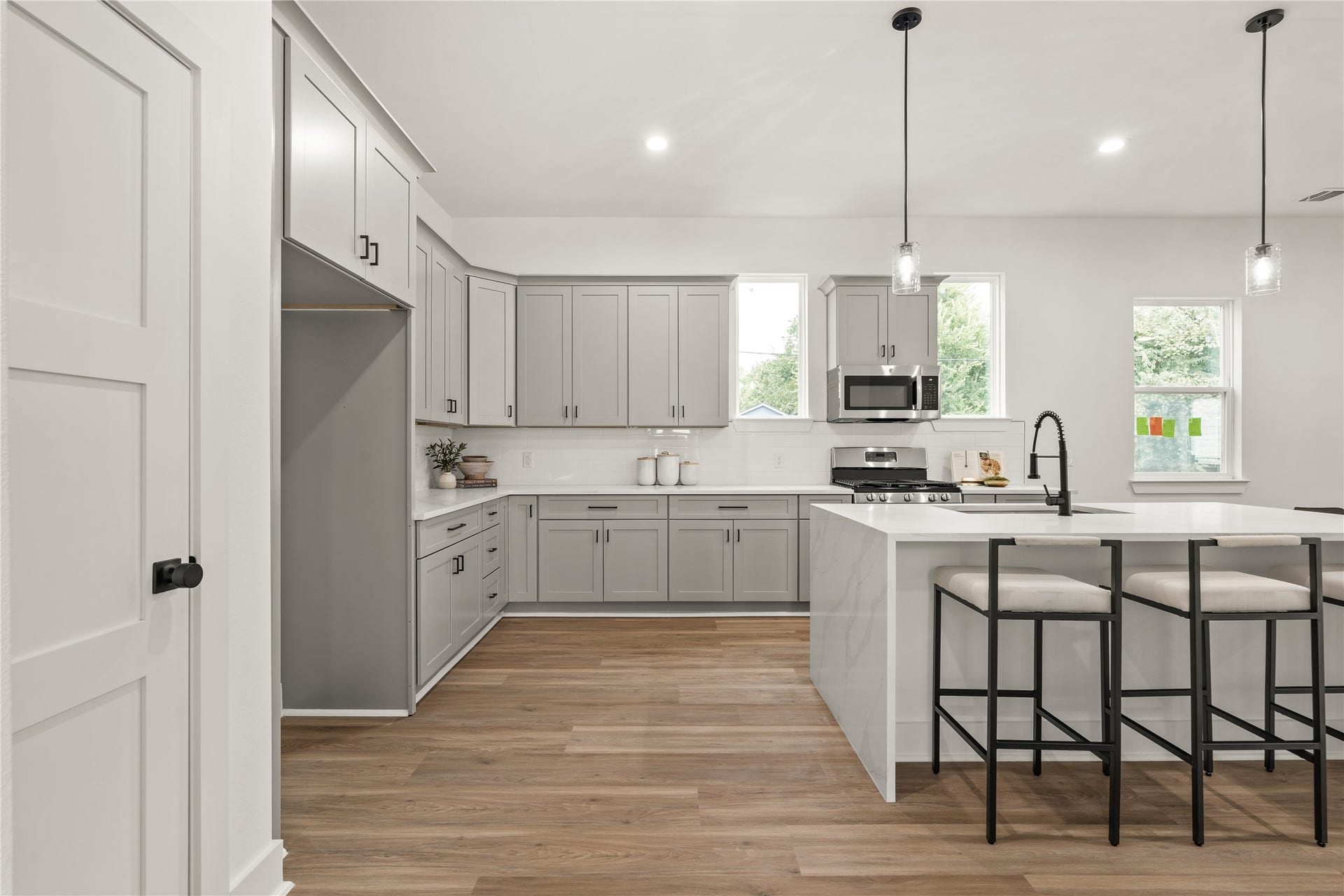 3412 Cortlandt Street, Houston, TX 77018 A continuous run of cabinetry wraps the kitchen in ample storage, with a dedicated refrigerator alcove
framed by overhead cabinets for a clean, built-in look.