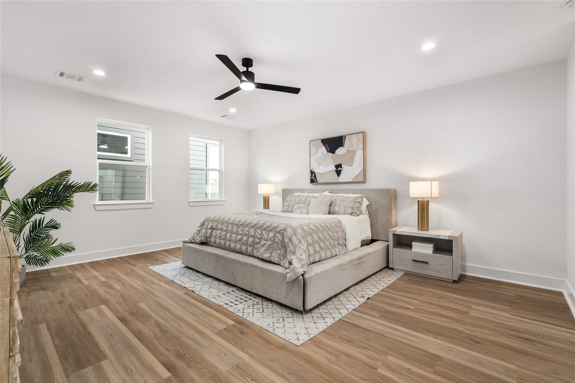 3412 Cortlandt Street, Houston, TX 77018 The primary suite's generous dimensions and bright, well-lit interior create a calm sanctuary, with twin
windows bringing in soft natural light throughout the day.