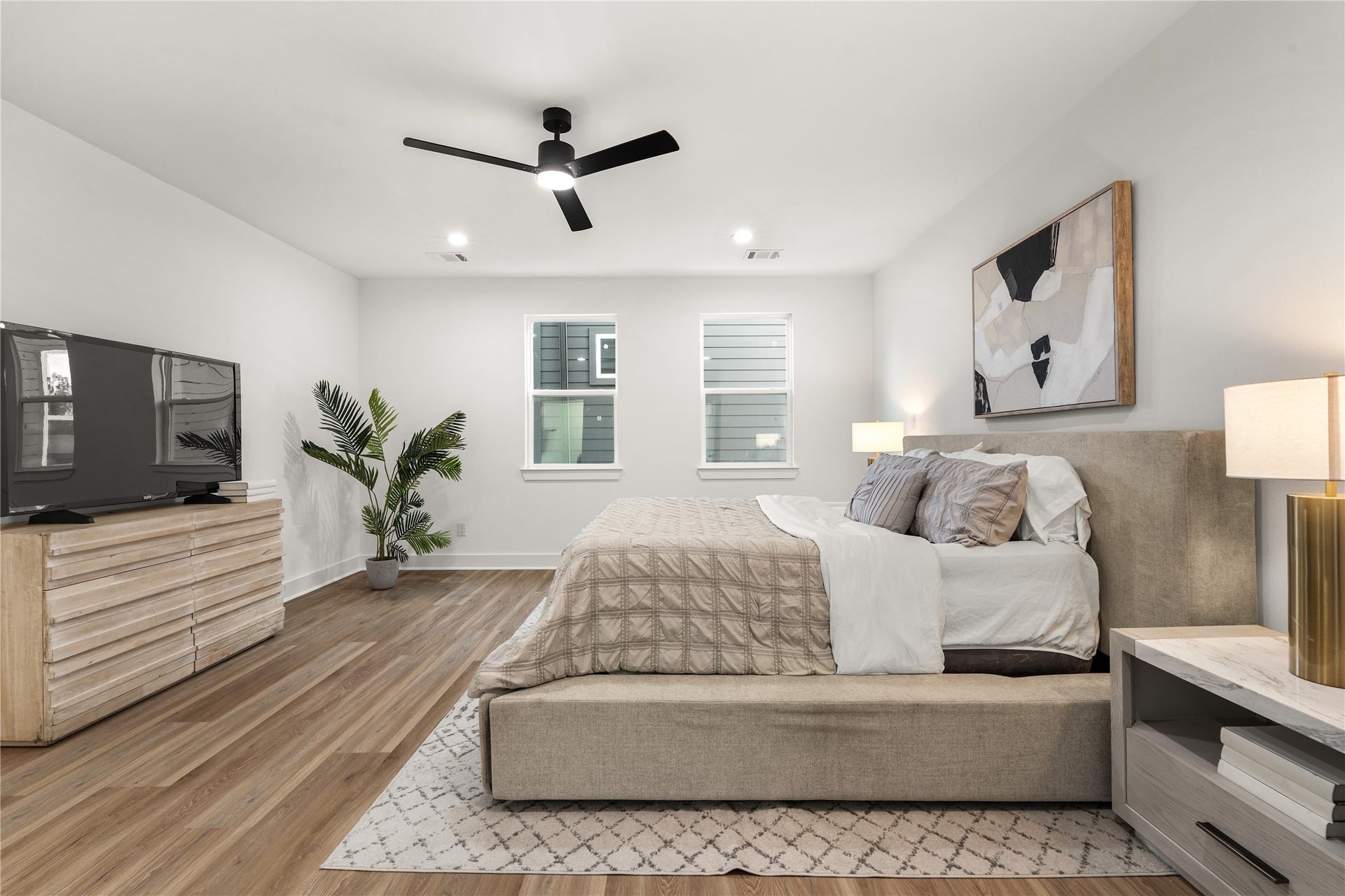 3412 Cortlandt Street, Houston, TX 77018 The primary suite is designed as a true retreat, pairing open, airy proportions with recessed lighting, a
matte-black ceiling fan, and warm wide-plank flooring.