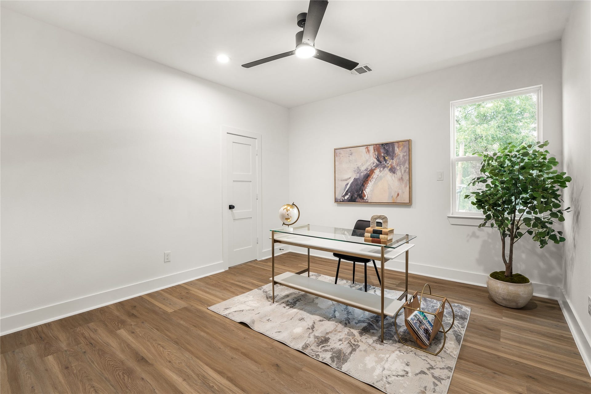 3412 Cortlandt Street, Houston, TX 77018 A secondary bedroom, staged here as a home office, is filled with natural light and offers the flexibility to
serve as a guest room, workspace, or creative studio.