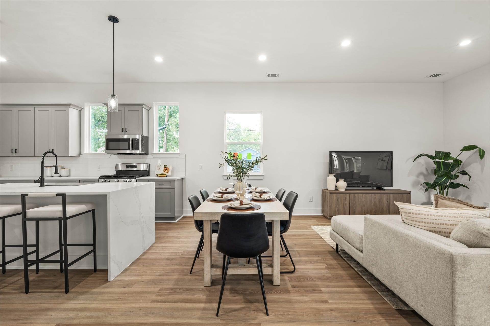 3412 Cortlandt Street, Houston, TX 77018 At the heart of the open plan, the dining area sits between the kitchen and living room, with a window
behind the table bringing natural light to every meal.