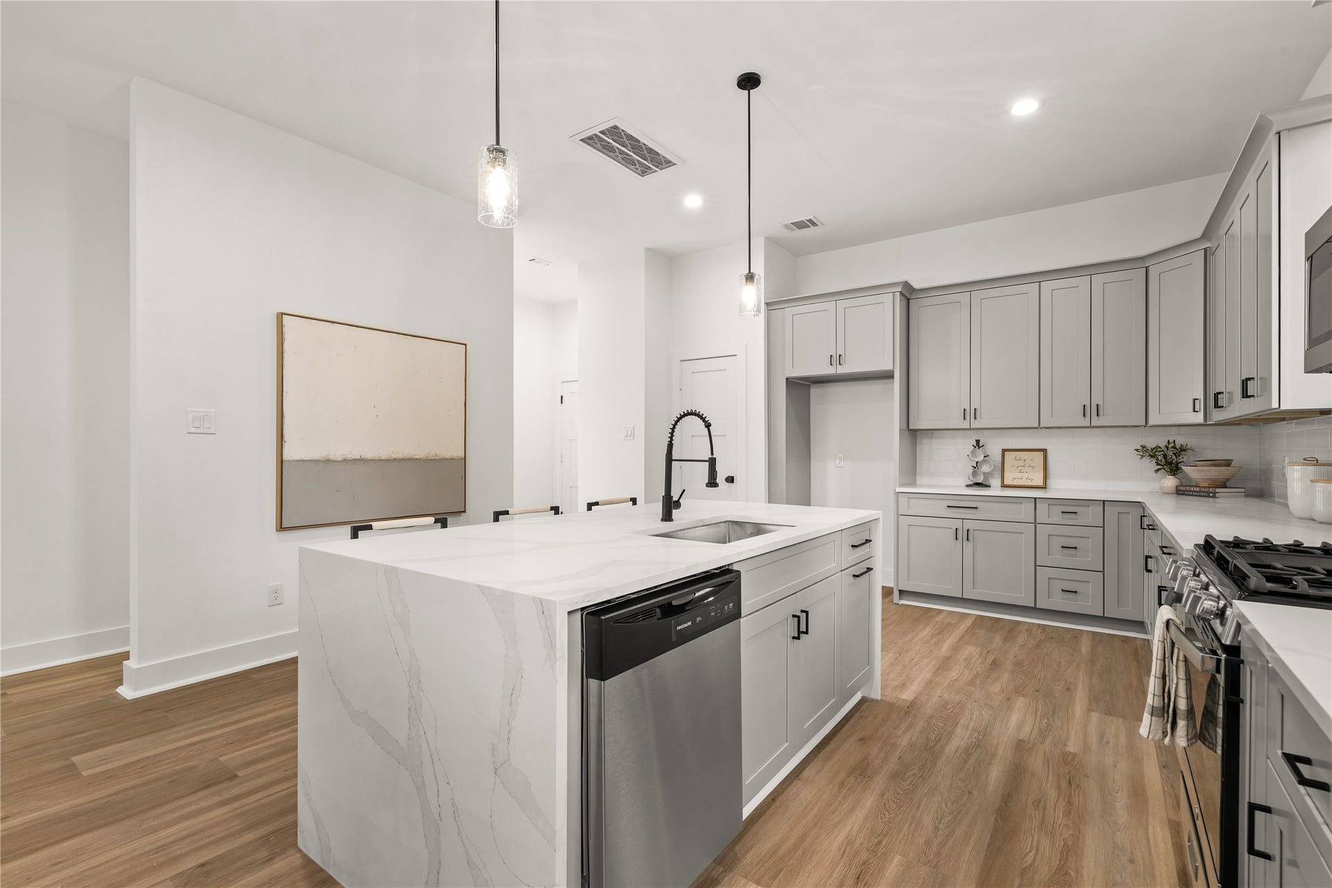 3412 Cortlandt Street, Houston, TX 77018 Designed for connection, the island holds the sink and dishwasher on one side and bar seating on the other,
so conversation moves easily between the kitchen, dining table, and living room.
