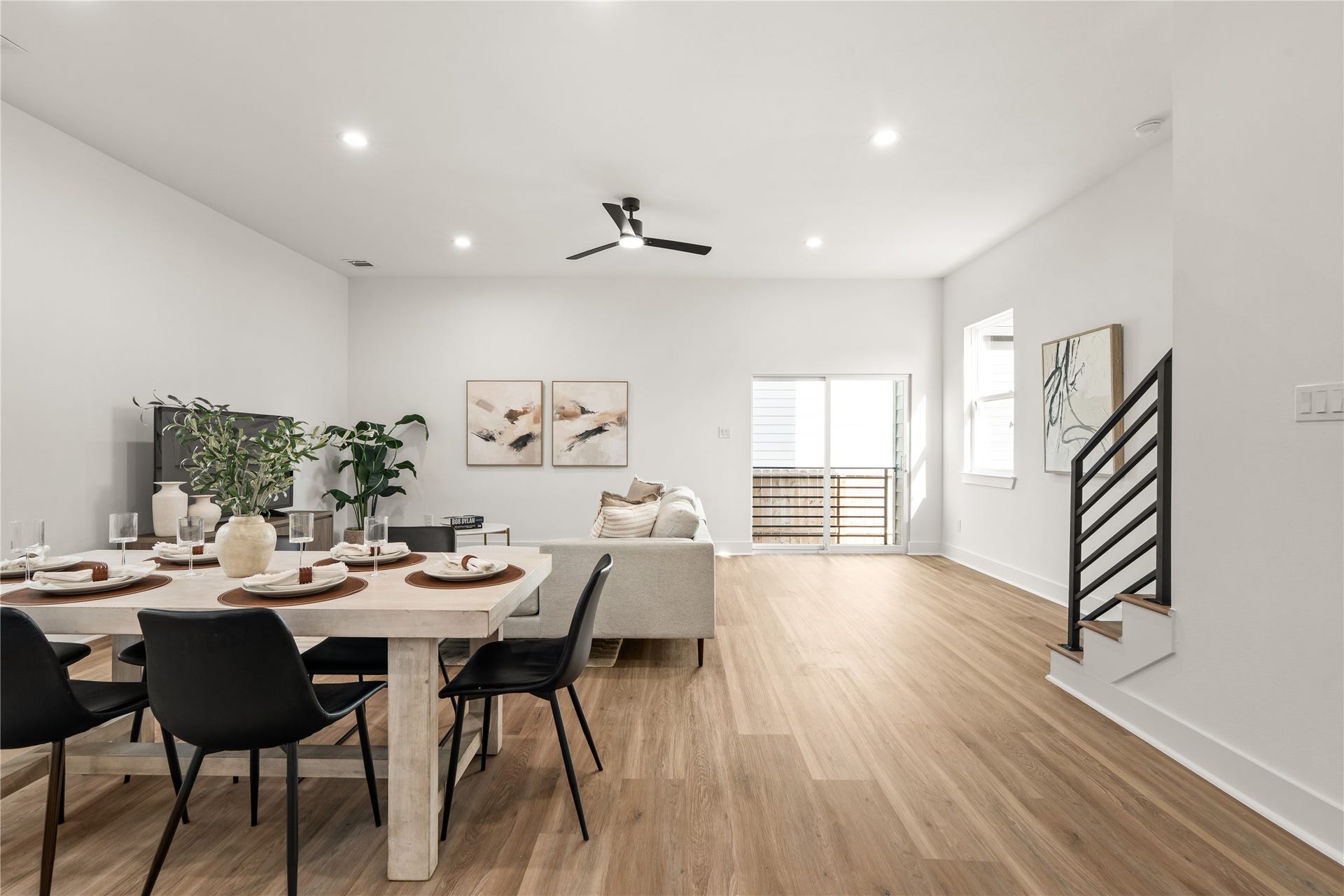 3412 Cortlandt Street, Houston, TX 77018 The dining and living spaces flow together beneath recessed lighting, while a sliding glass door and a
modern black-railed staircase bring both light and architectural interest to the main level.
