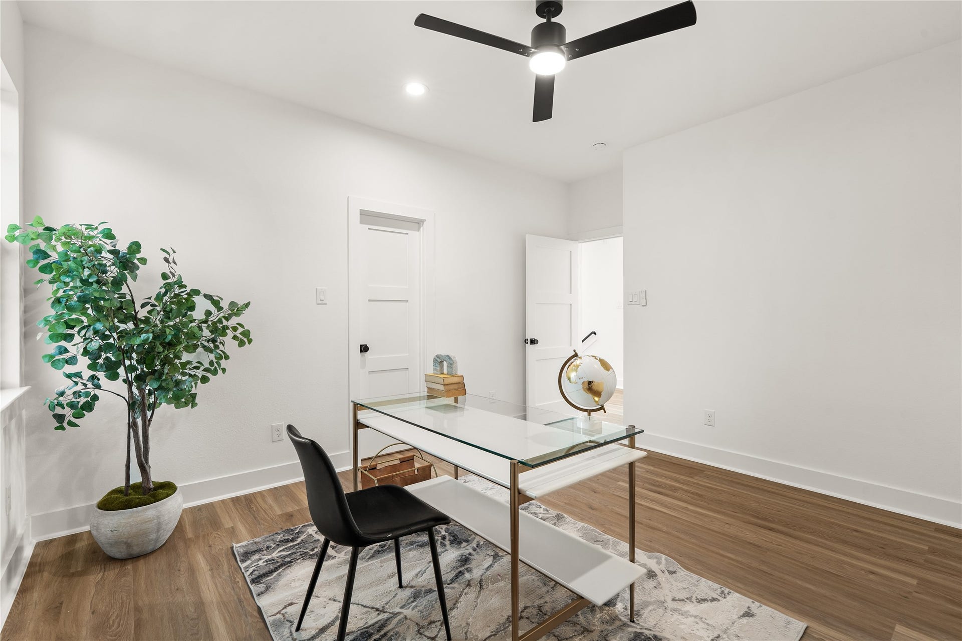 3412 Cortlandt Street, Houston, TX 77018 Clean white walls, a matte-black ceiling fan, and its own closet make this versatile room an easy fit for
remote work or overnight guests alike.
