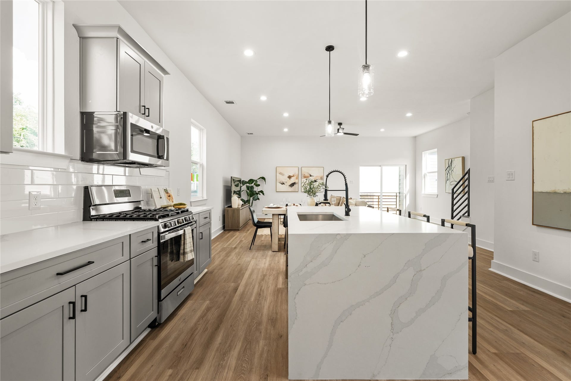 3412 Cortlandt Street, Houston, TX 77018 The quartz waterfall island features distinctive veining that cascades along its sides, adding visual interest
while creating a seamless connection to the dining and living areas.