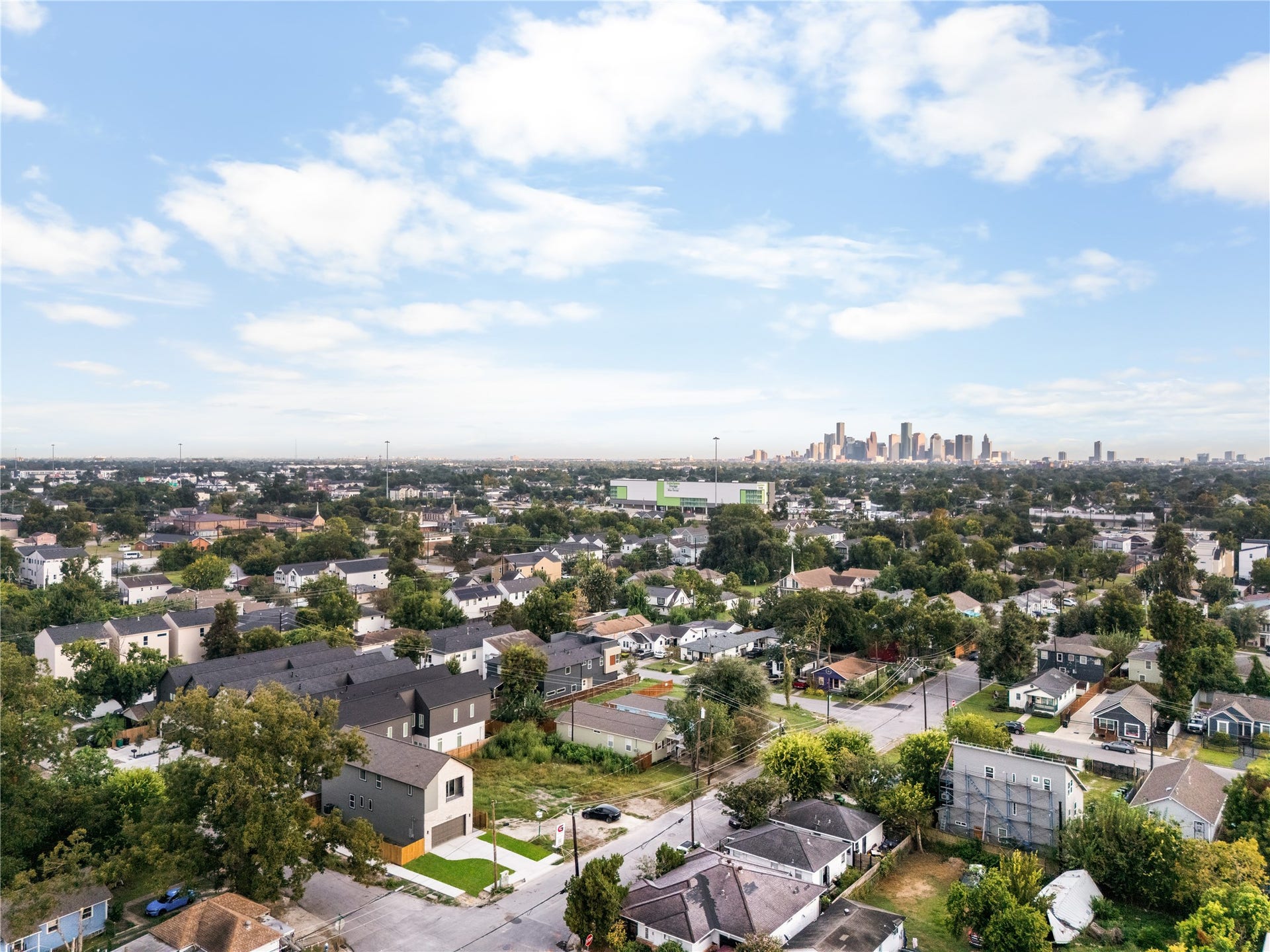 3412 Cortlandt Street, Houston, TX 77018 With the Downtown Houston skyline on the horizon, the home puts the shops and dining of the Heights and
the energy of downtown within easy reach.