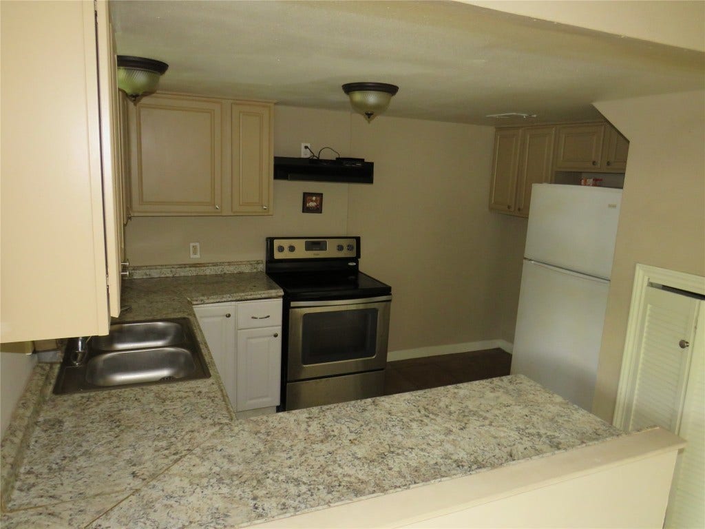 7102 N Highway 6, Hitchcock, TX 77563 7102 N Highway 6, Hitchcock, TX 77563
