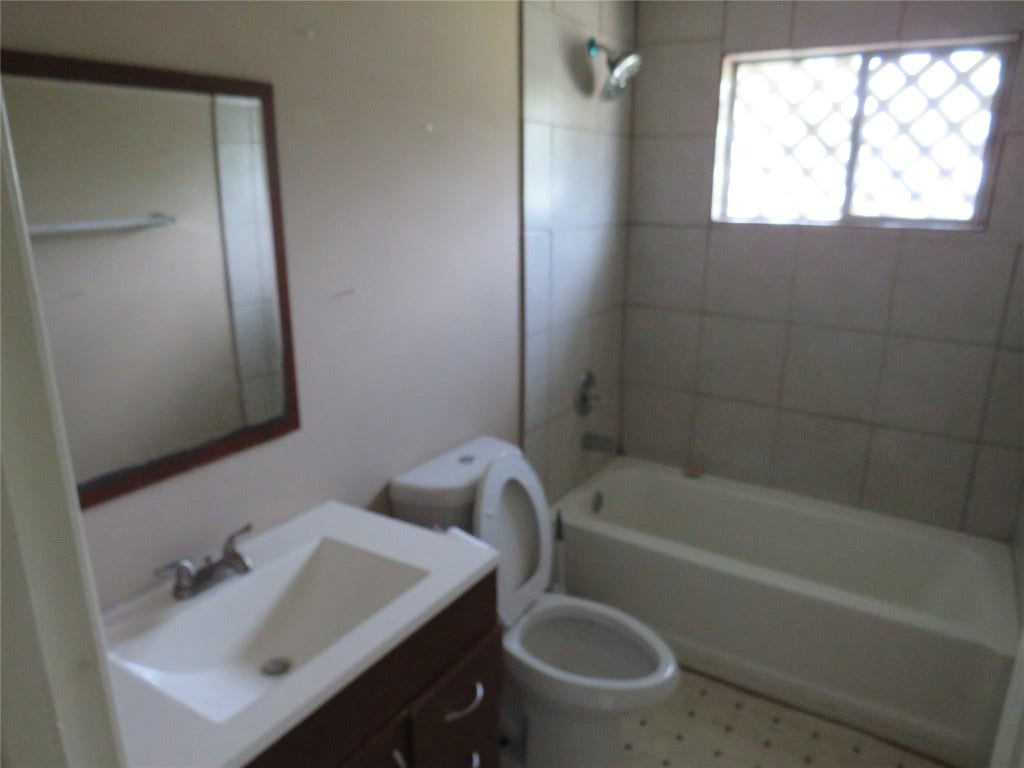 7102 N Highway 6, Hitchcock, TX 77563 7102 N Highway 6, Hitchcock, TX 77563