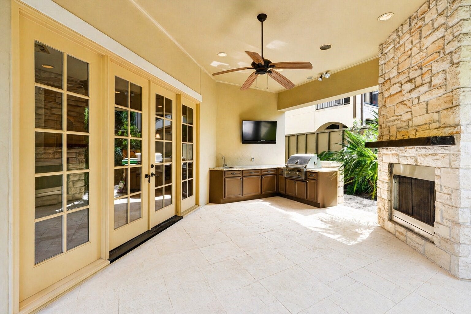 2400 Avalon Place, Houston, TX 77019 2400 Avalon Place, Houston, TX 77019