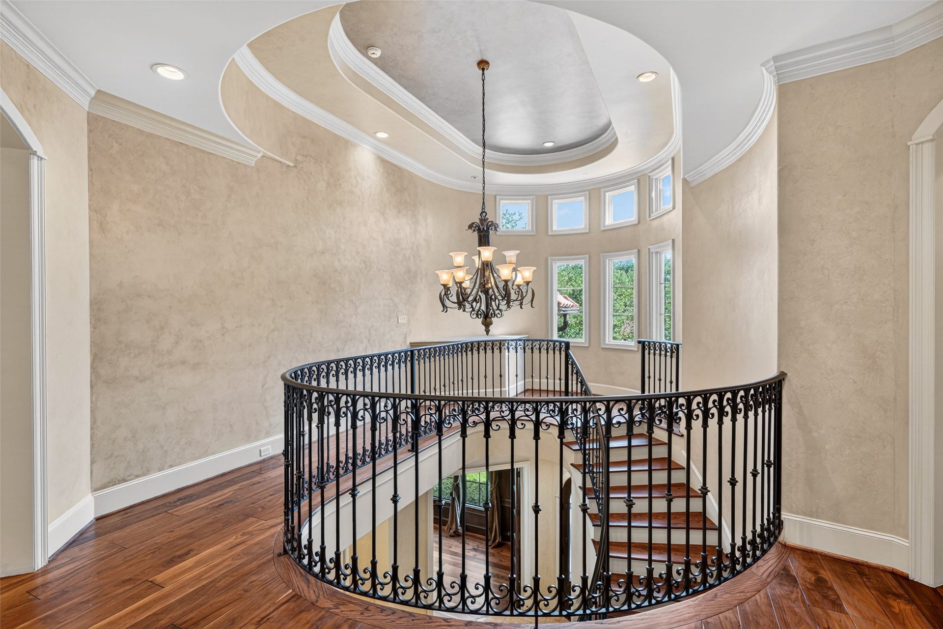 2400 Avalon Place, Houston, TX 77019 2400 Avalon Place, Houston, TX 77019