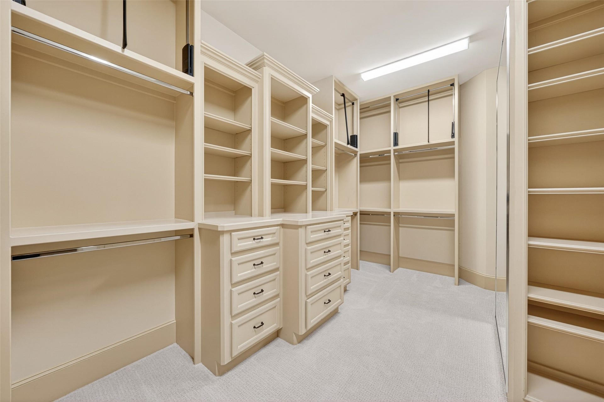 2400 Avalon Place, Houston, TX 77019 2400 Avalon Place, Houston, TX 77019