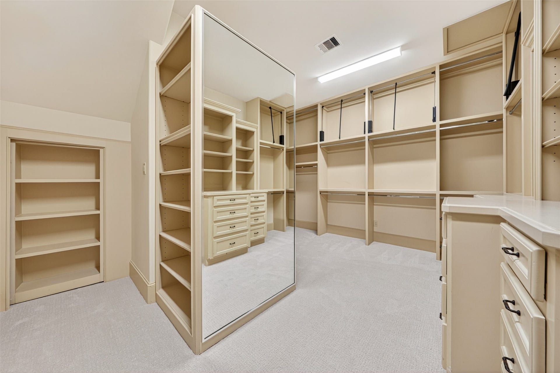 2400 Avalon Place, Houston, TX 77019 2400 Avalon Place, Houston, TX 77019