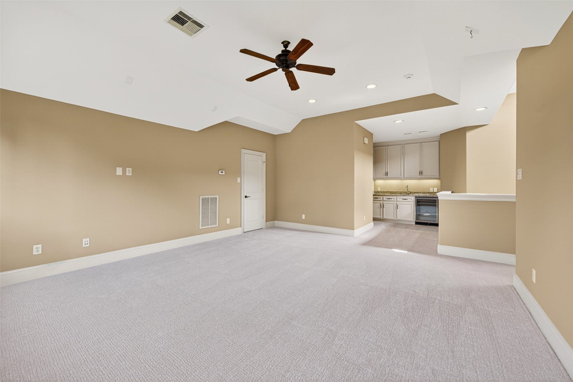 2400 Avalon Place, Houston, TX 77019 2400 Avalon Place, Houston, TX 77019