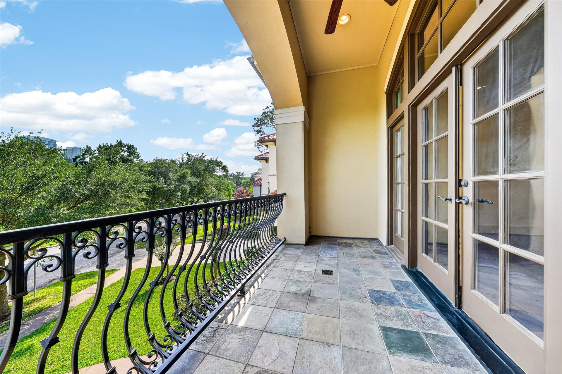 2400 Avalon Place, Houston, TX 77019 2400 Avalon Place, Houston, TX 77019