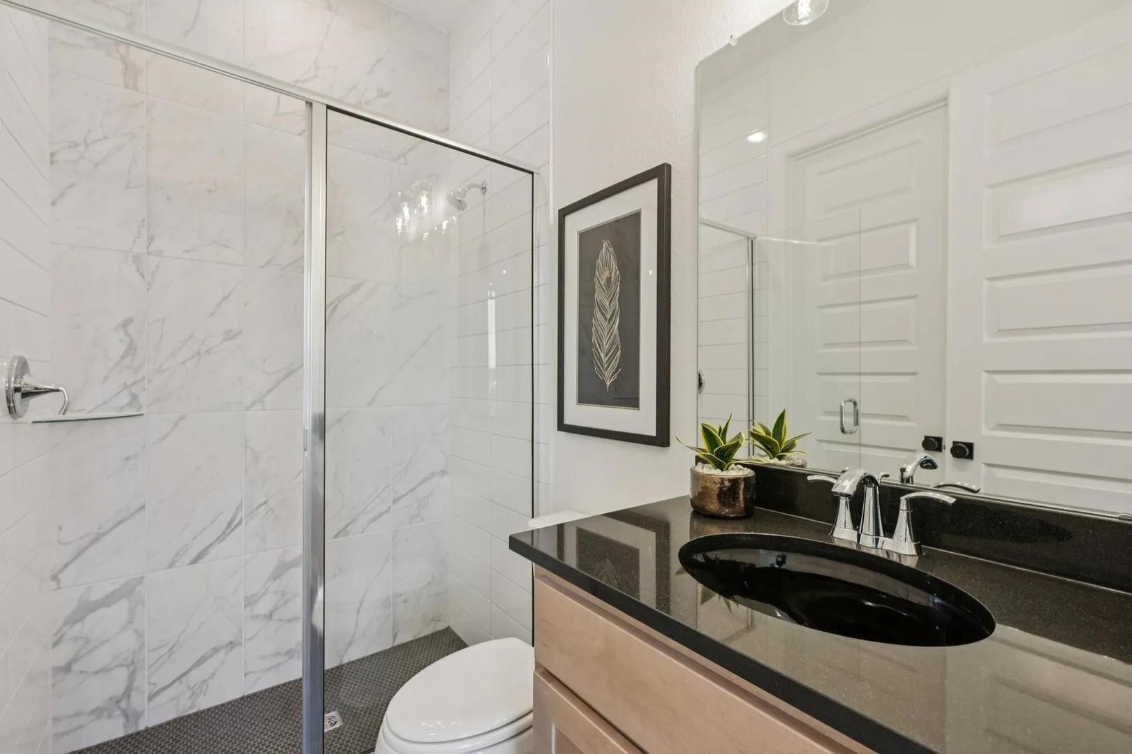Elliot Full Bathroom