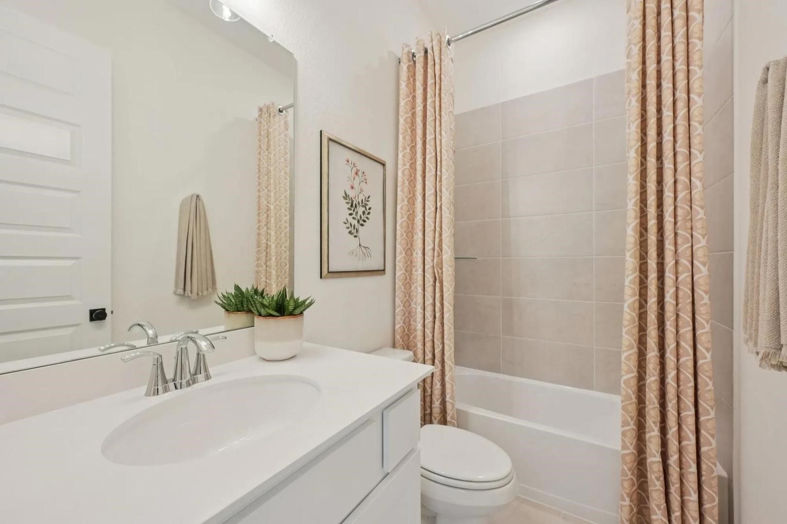 Elliot Full Bathroom