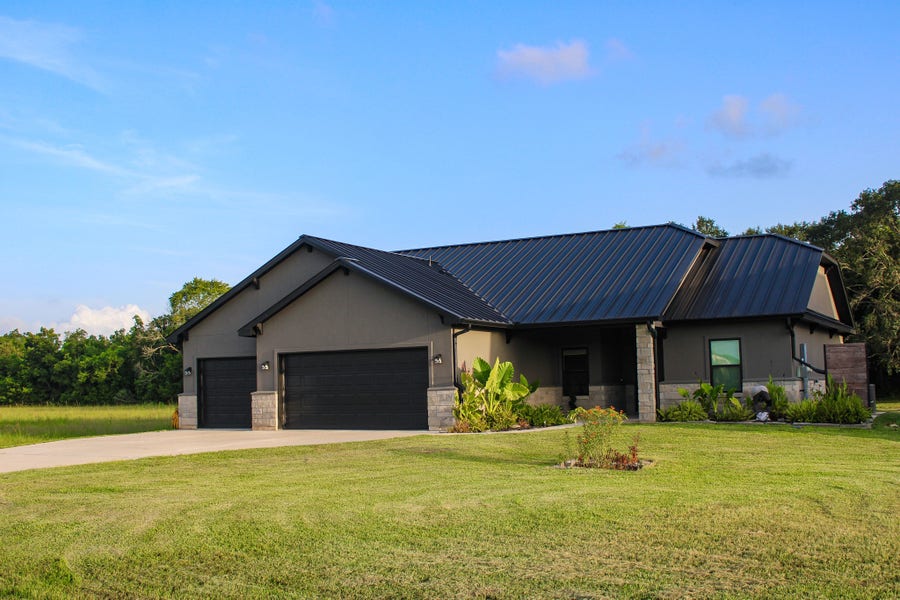 Property photo for 925 Chuckwagon Trail, Angleton, TX