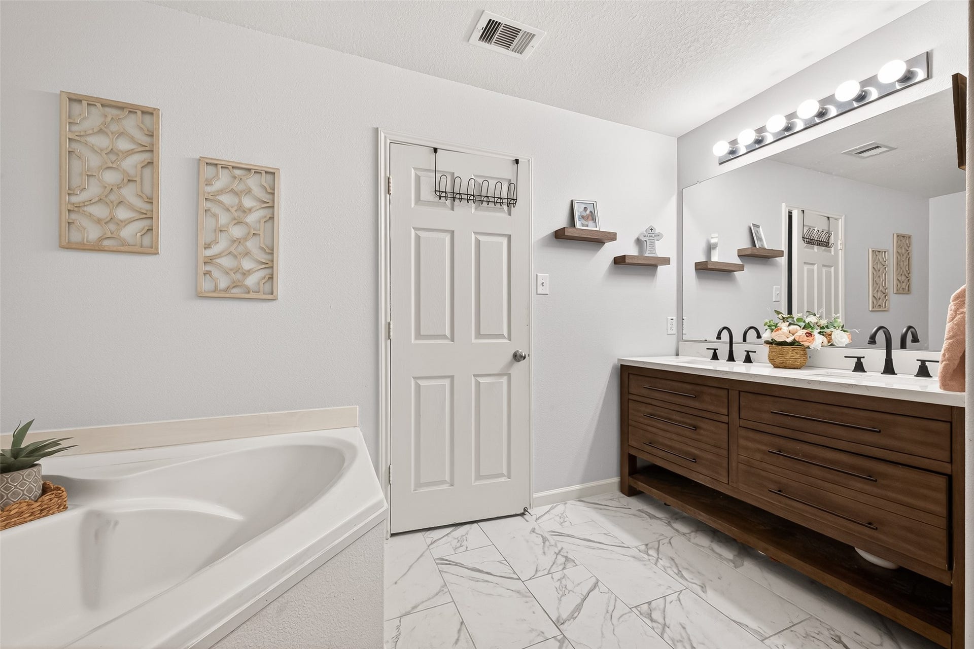 12114 Estelle Lane, Pinehurst, TX 77362 12114 Estelle Lane, Pinehurst, TX 77362