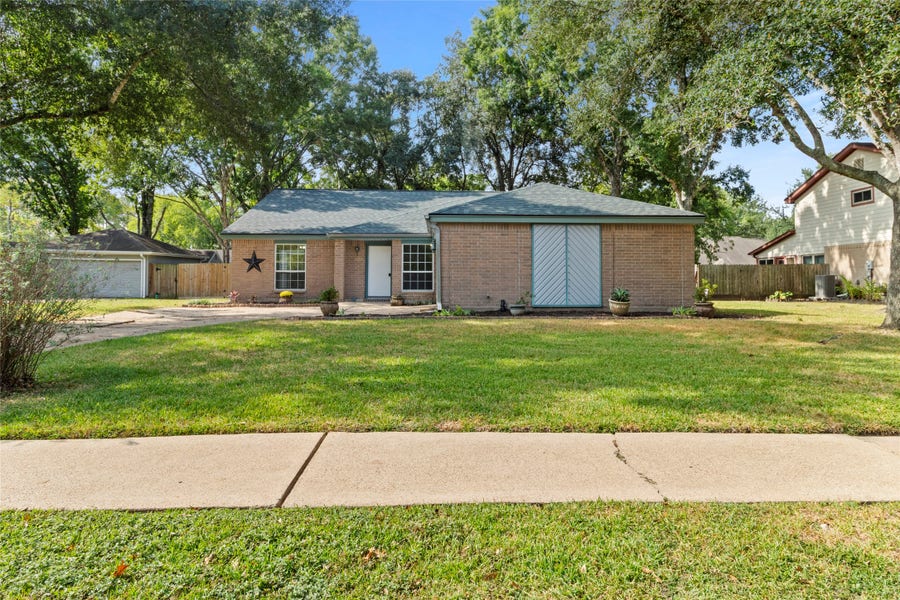 Property photo for 1207 Yorkshire Drive, Friendswood, TX