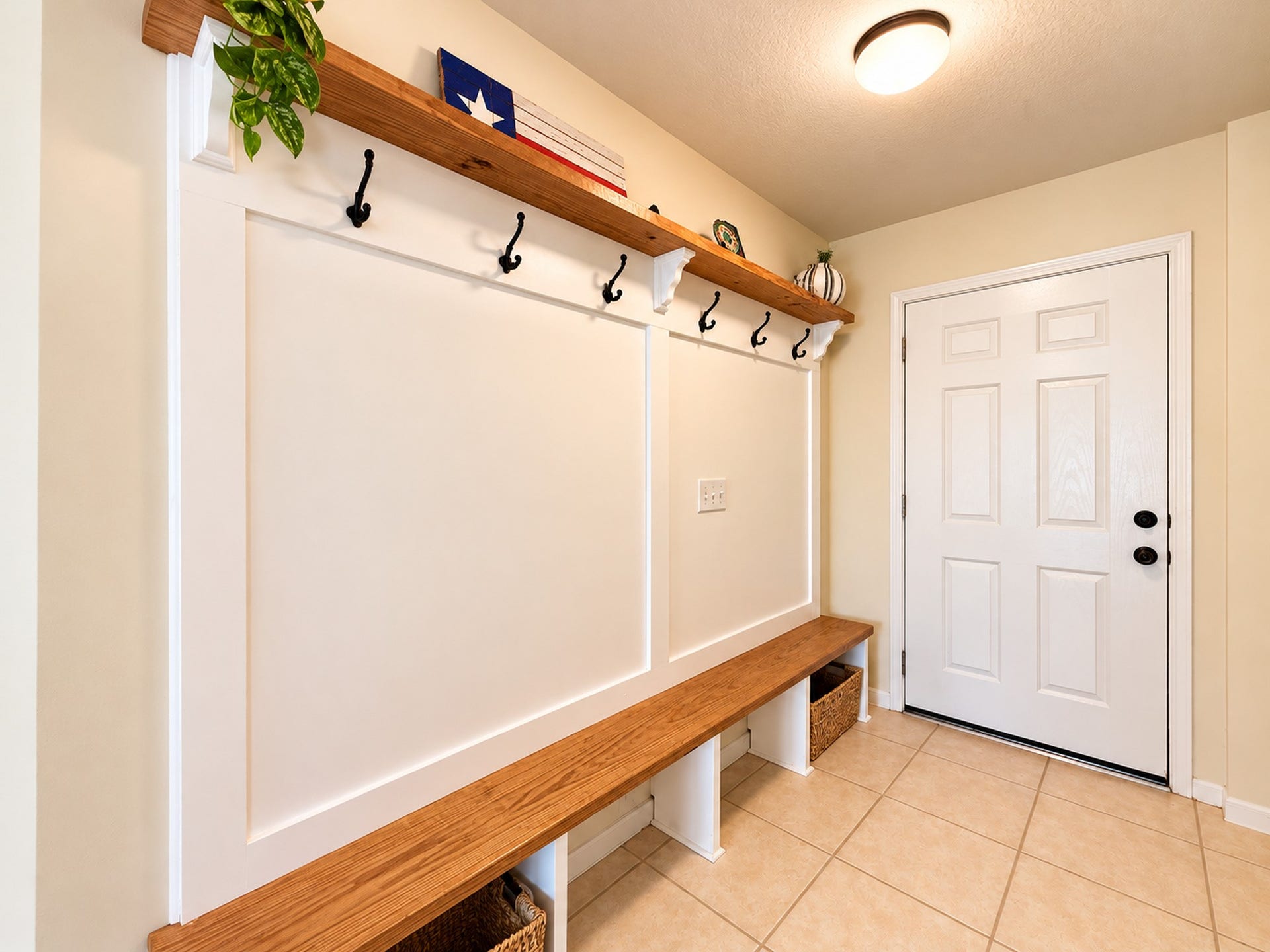 619 Cypresswood Trace, Spring, TX 77373 Fabulous Bench & Shoe Nook - perfect for coats, umbrellas & kids backpacks.