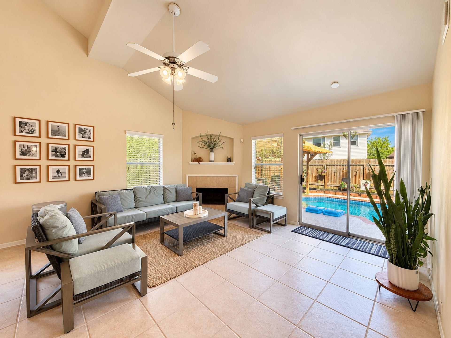 619 Cypresswood Trace, Spring, TX 77373 Spacious Family Room with a view of the pool