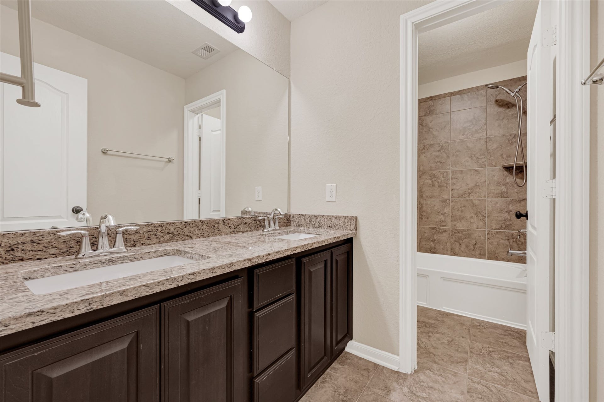6806 Hunters Trace Lane, Baytown, TX 77521