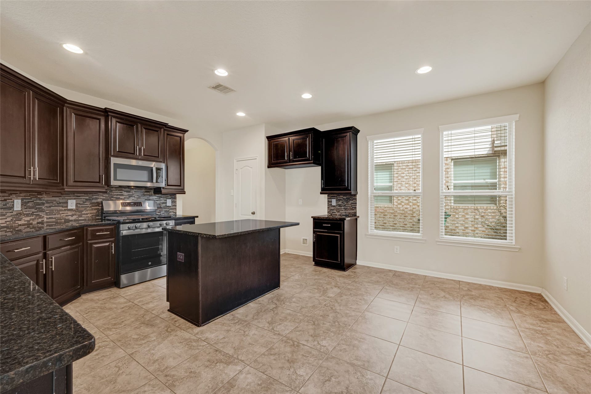 6806 Hunters Trace Lane, Baytown, TX 77521