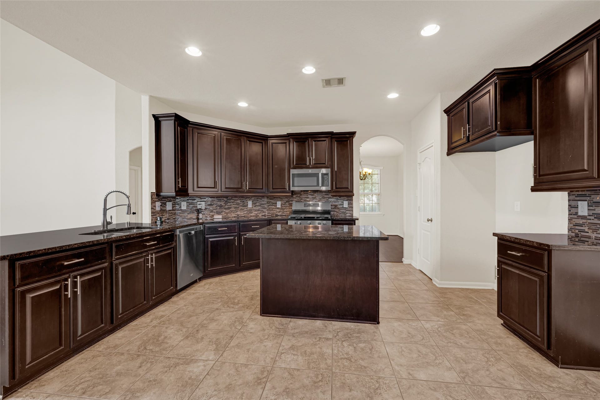6806 Hunters Trace Lane, Baytown, TX 77521