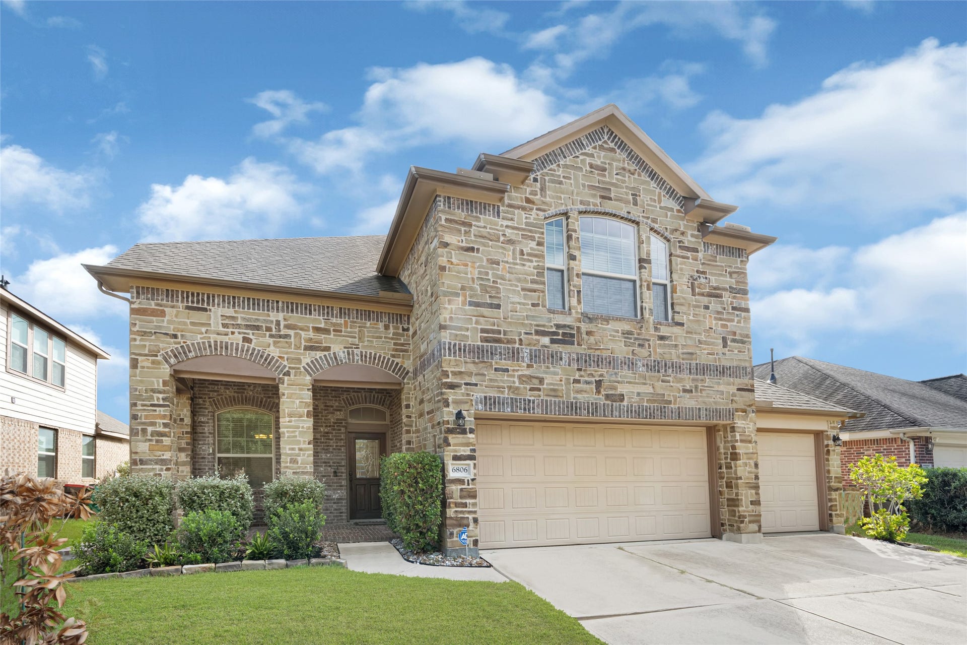 6806 Hunters Trace Lane, Baytown, TX 77521
