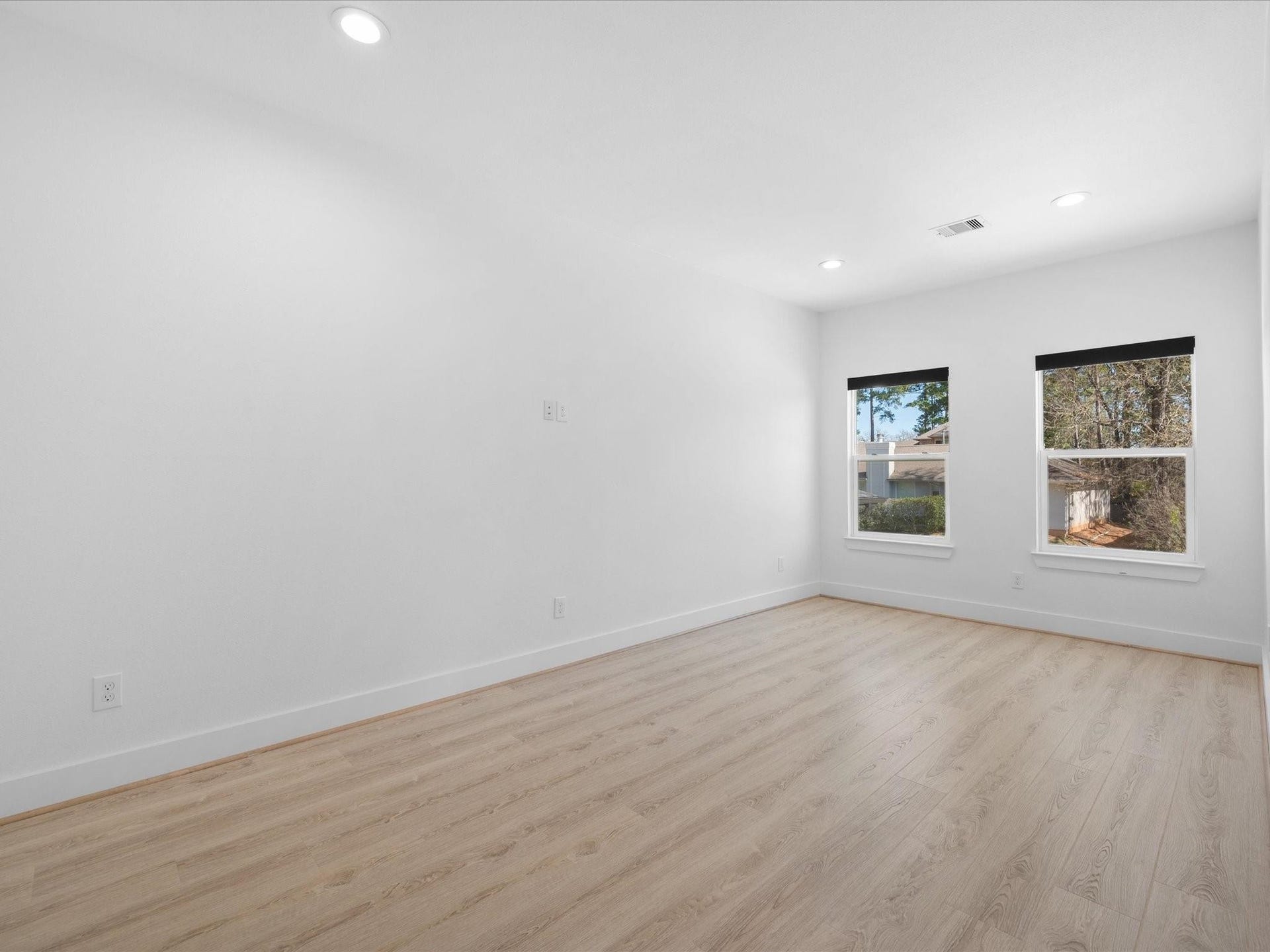 Take a look at this huge game room! Another versatile flex space ready to make your own. Whether you envision a media room, playroom, guest retreat, or hobby space, the possibilities are endless!