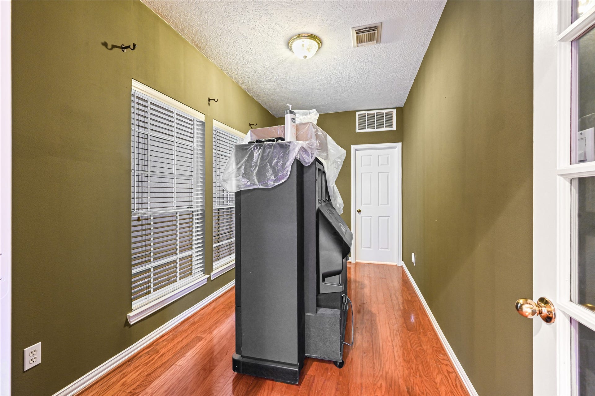7130 Windwater Parkway N, Houston, TX 77036 Bedroom/office with bath