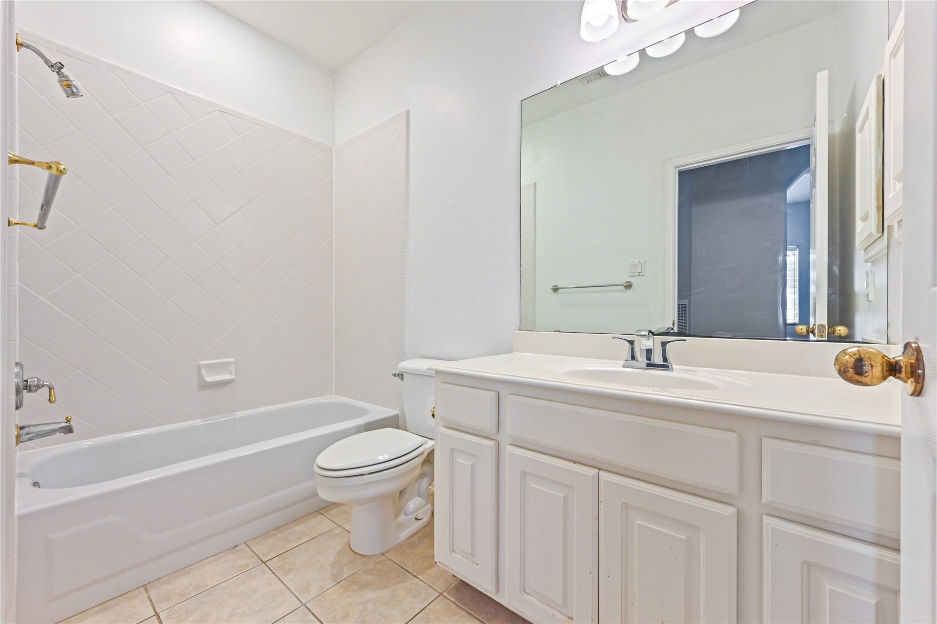 7130 Windwater Parkway N, Houston, TX 77036 Bath