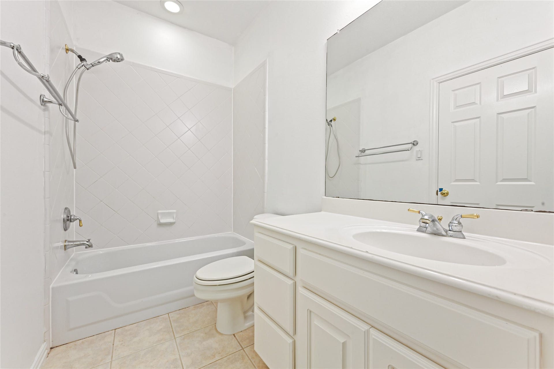 7130 Windwater Parkway N, Houston, TX 77036 2nd floor bath