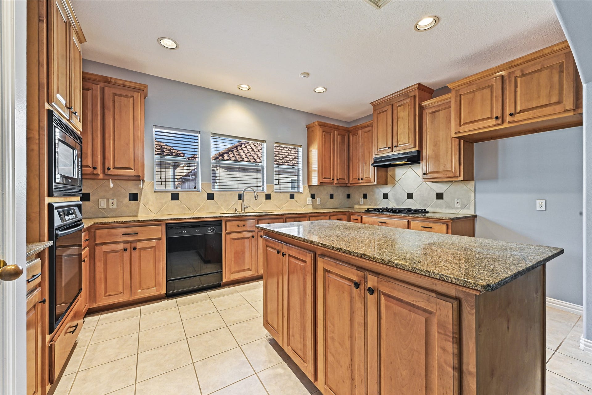 7130 Windwater Parkway N, Houston, TX 77036 Kitchen
