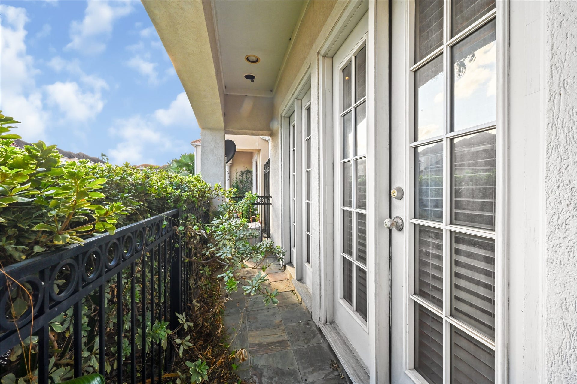 7130 Windwater Parkway N, Houston, TX 77036 Front Patio