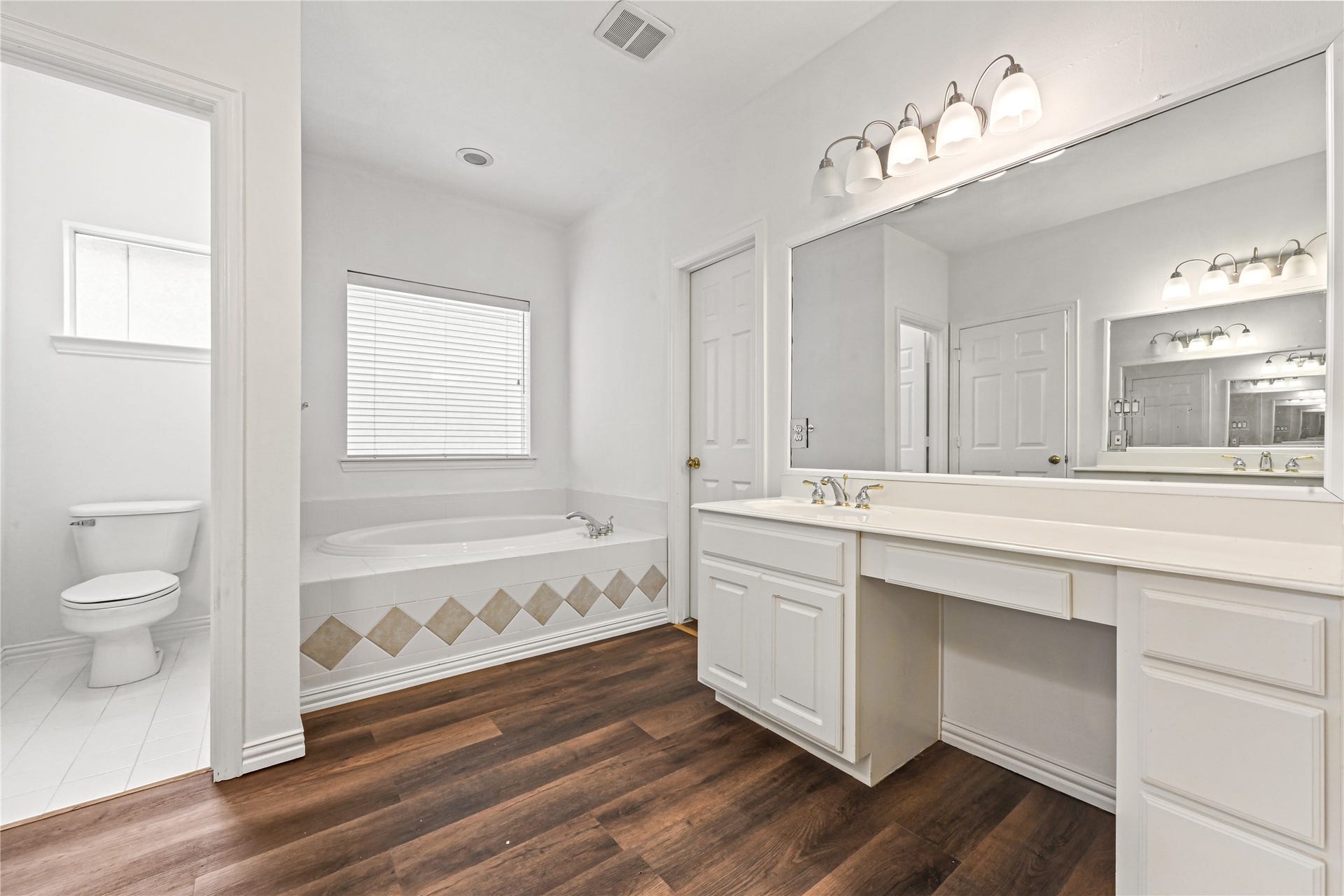 7130 Windwater Parkway N, Houston, TX 77036 Primary Bathroom