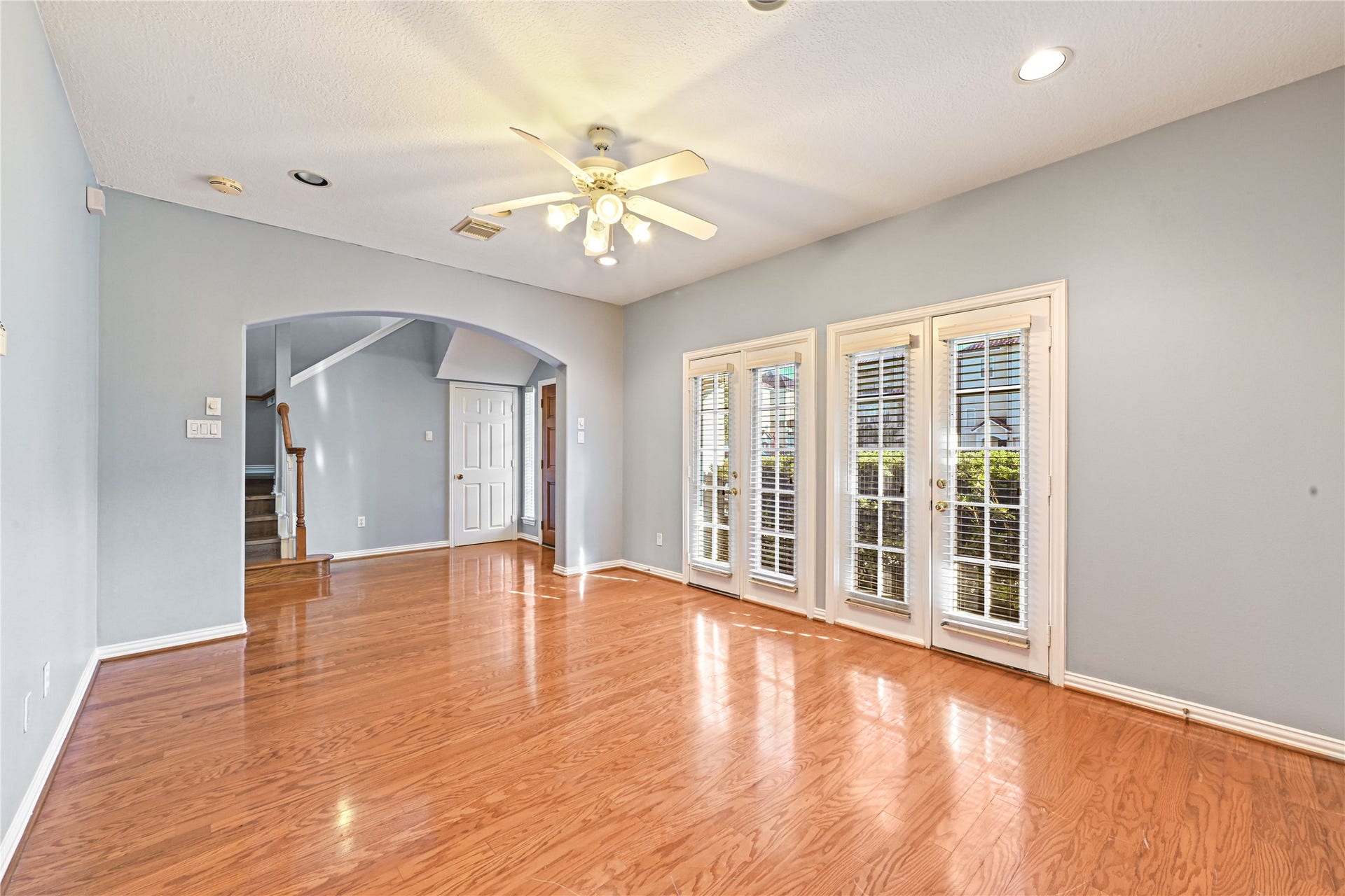 7130 Windwater Parkway N, Houston, TX 77036 1st floor living with patio
