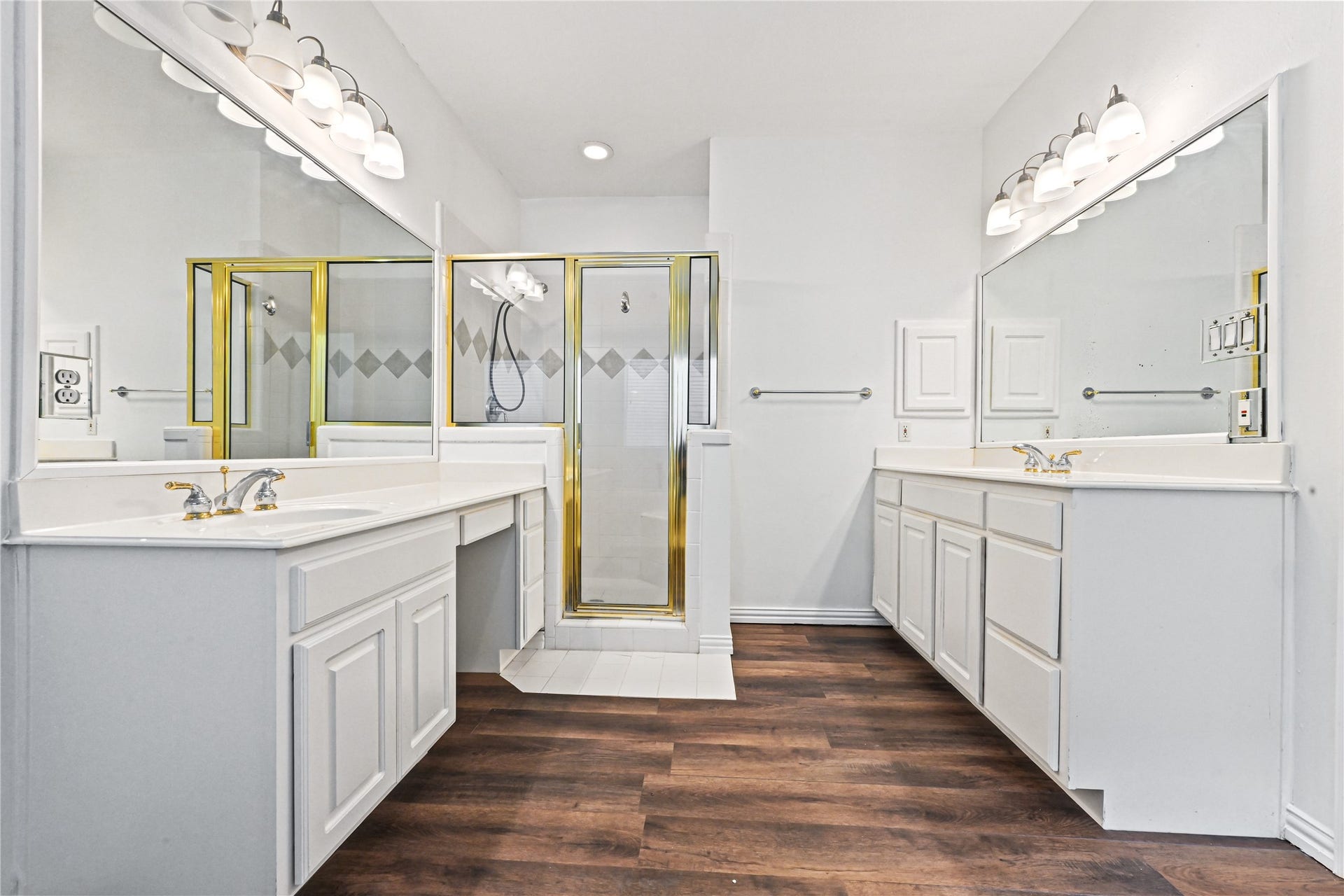 7130 Windwater Parkway N, Houston, TX 77036 Primary bath