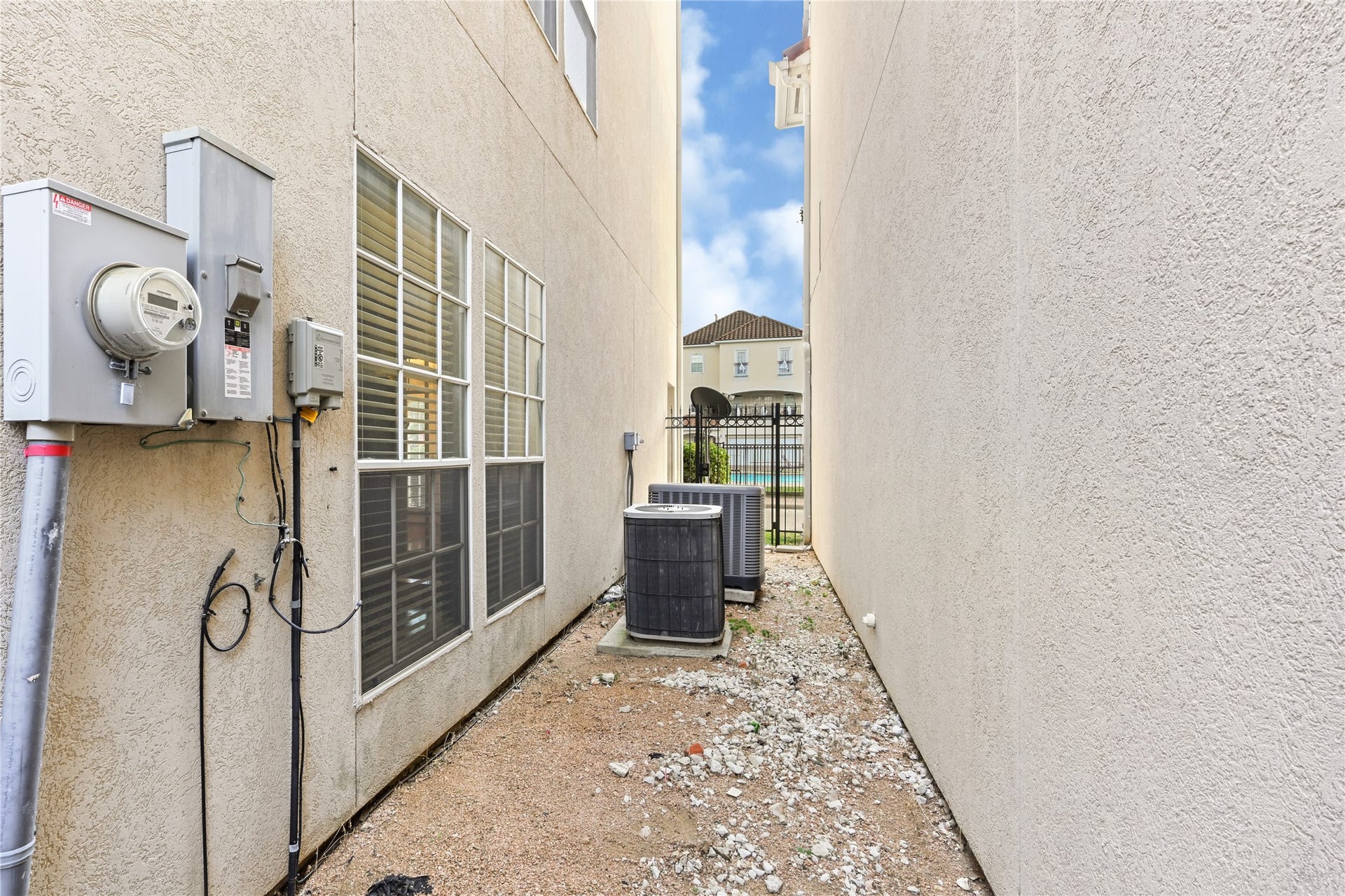 7130 Windwater Parkway N, Houston, TX 77036 Side of property