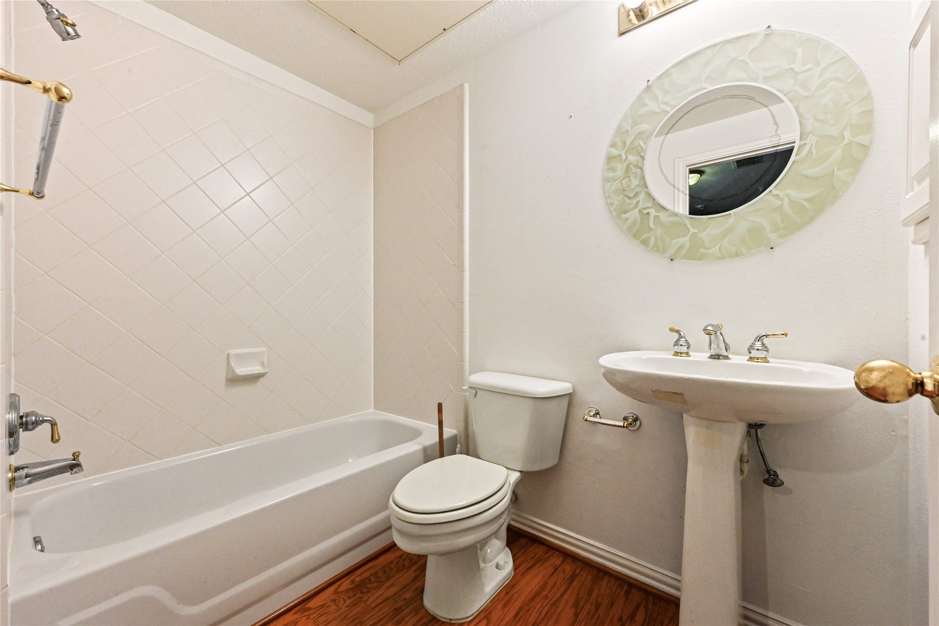 7130 Windwater Parkway N, Houston, TX 77036 1st floor bath