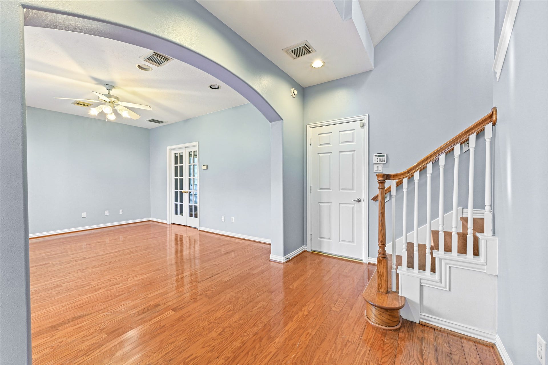 7130 Windwater Parkway N, Houston, TX 77036 Entry living area
