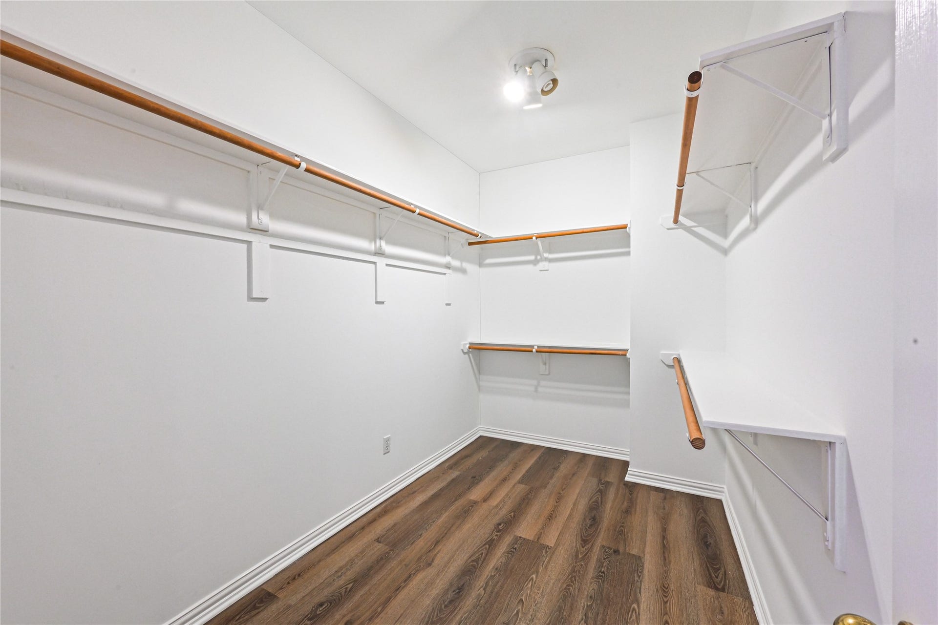 7130 Windwater Parkway N, Houston, TX 77036 Primary closet